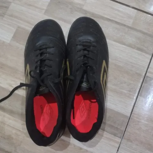 chuteira umbro society