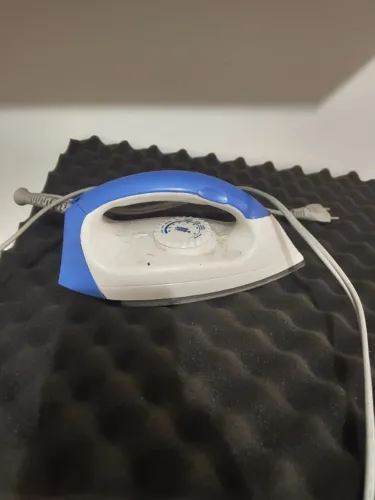 Ferro de Engomar Black&Decker Azul e Branco