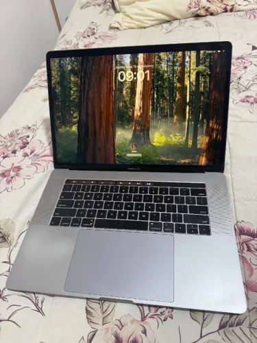 MacBook Pro 15" 2019 | i7 6-core 2,6 GHz | 16 GB | SSD 256 GB | Radeon Pro 555X 4 GB