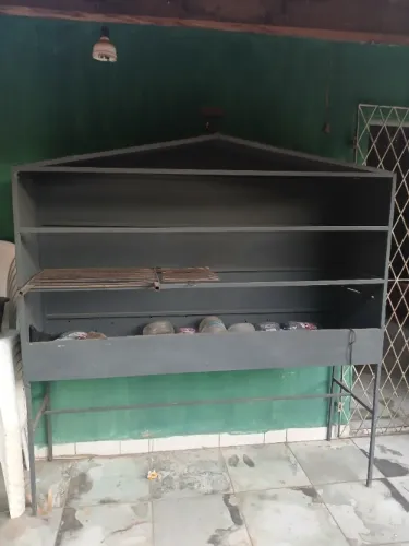 Vende-se Churrasqueira Grande de Metal.