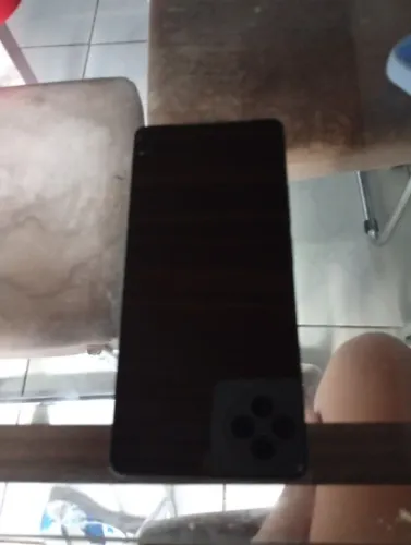 Vende-se esse redmi xiaomi 13 seminovo, vem com o carregador