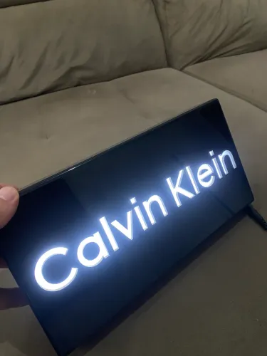 Letreiro Calvin Klein luminoso