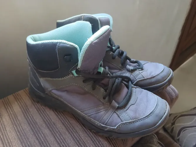 Bota de trilha quechua tam 36 usada