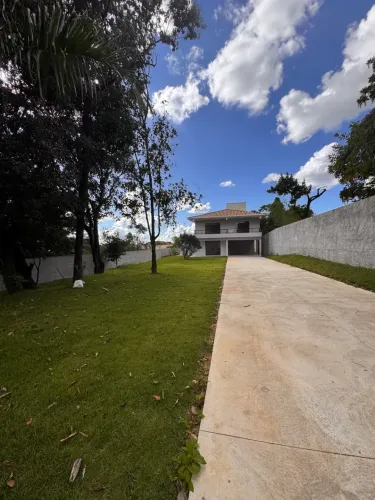 São 1.120m² de terreno e 503m² de área construída, com ambientes amplos, bem distribuídos 