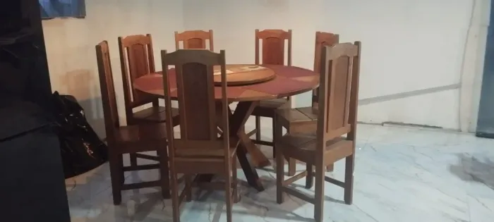 Mesa com tampo giratório