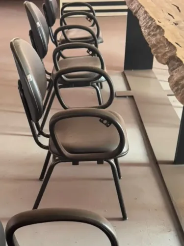 Cadeira Fixa com Braço Courino Preto ? R$ 200 un | Campo Grande/MS
