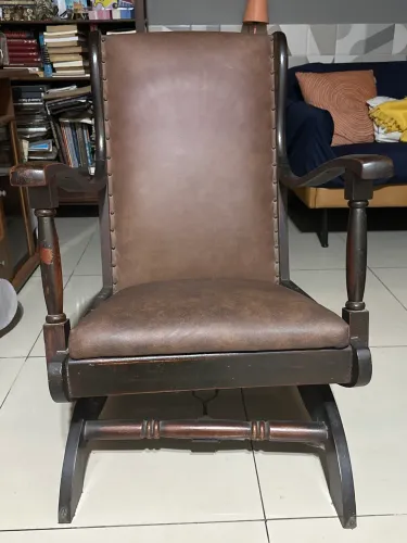 cadeira de balanço antiga de madeira com estofado de couro