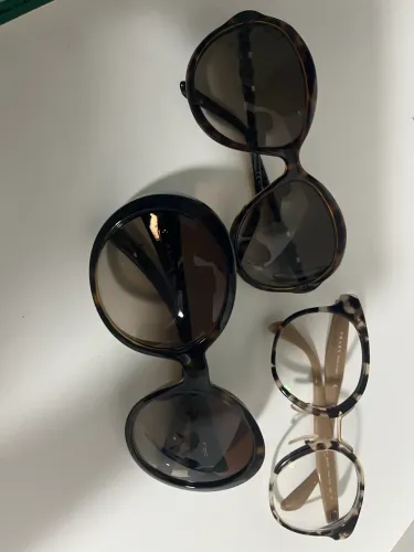 3 óculos sendo 2 de sol Gucci e Prada e uma armação de grau Prada