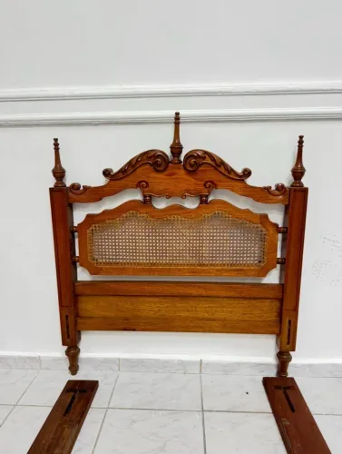 Cama de solteiro vintage feita em madeira maciça. Decoração em palha indiana