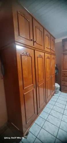 Guarda roupas de madeira