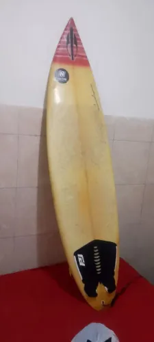 Prancha de surff pra vender ligeiro, com leashi de brinde