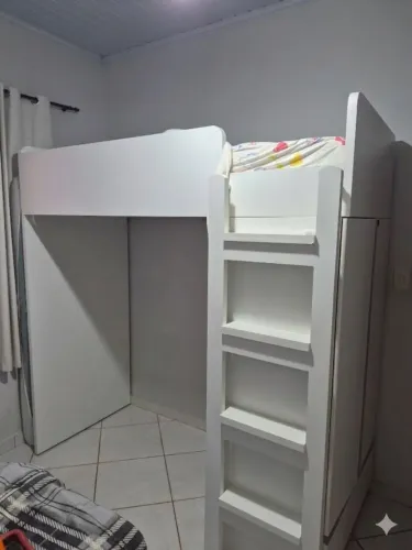 Cama Suspensa Infantil com Armário Embutido - Excelente Estado!