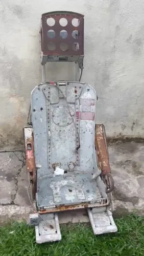 Cadeira Ejetora de Aeronave Militar Antiga