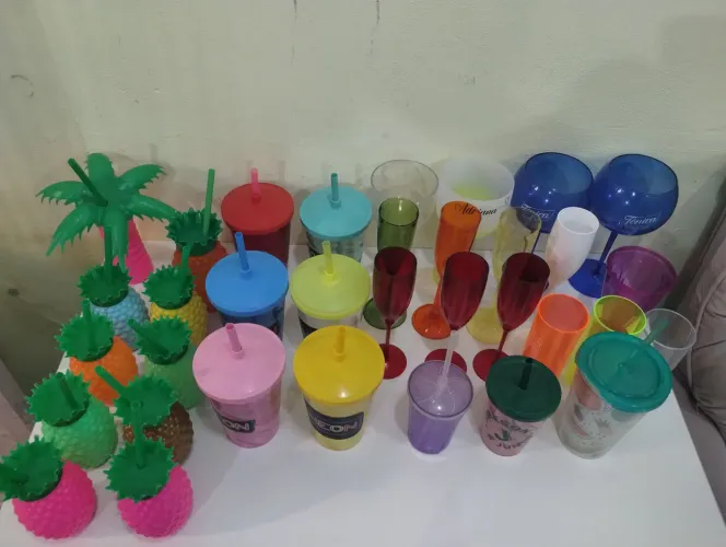 Kit festa Tropical 24 unidades, Copos Abacaxi, Copos Twister, Copos e taças de acrílico.
