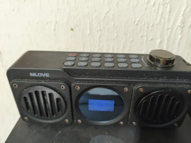 Caixa De ótima qualidade com USB/Bluetoot Fmh Fm