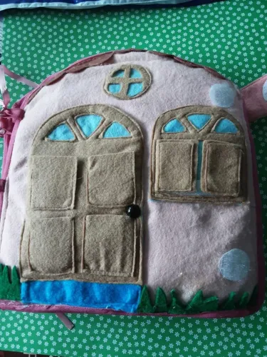 Livro interativo Quieto Book casinha de boneca