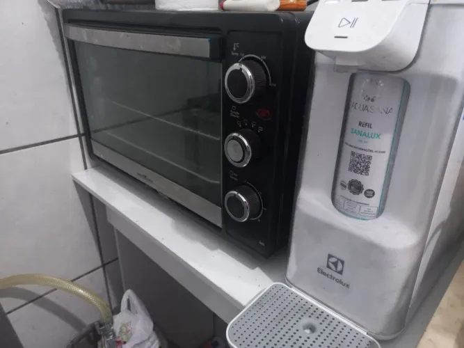 Bebedouro, mocroondas e forno elétrico 