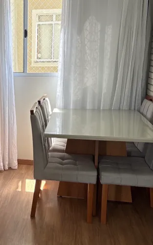 Vende-se mesa e cadeiras de jantar