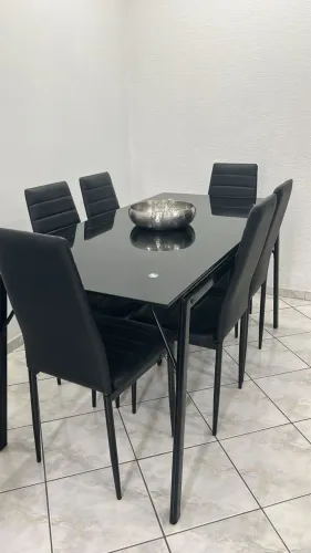 Mesa de 6 lugares, sofá 4 lugares, rack com painel.