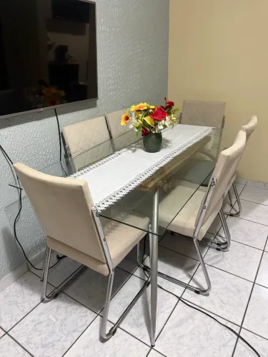 Mesa com 6 cadeiras estofadas