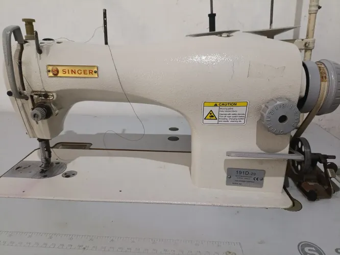 Máquina reta industrial Singer 