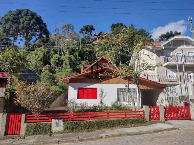 Casa com 3 dormitórios sendo 2 suítes no Alto do Capivari em Campos do Jordão