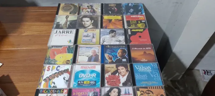 Coleção de CDs vários gêneros sa 77
