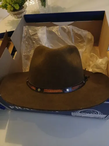 Maravilhoso Chapéu Pralana original na caixa ,novo,cor café, mt estiloso,M apenas 300,00