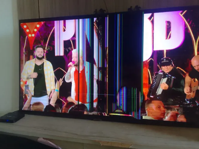 VENDO SMART TV DE 43 COM DISPLAY TRINCADO ///350/// *02