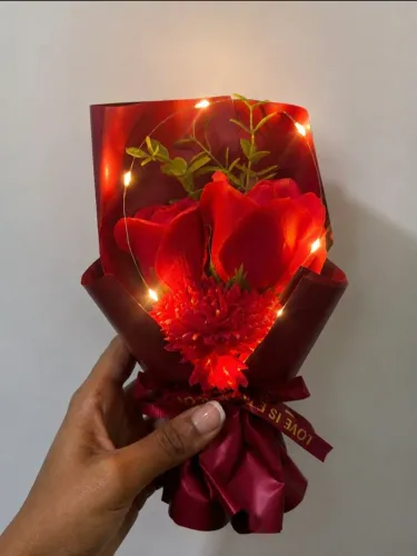 Mini Buquê Artificial com LED na Caixa - Presente Dia dos Namorados 