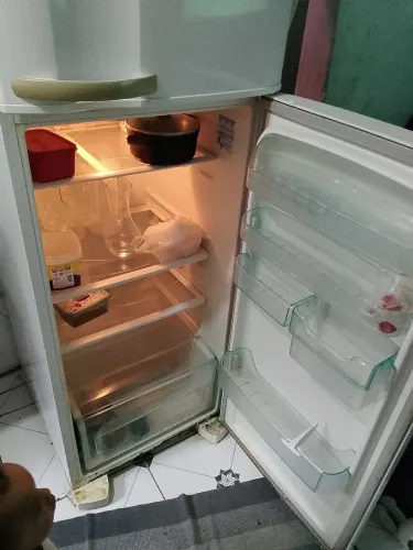 Geladeira semi nova 