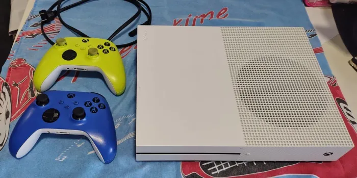 XBOX ONE S - 1T - 3 ANOS DE USO - CONSERVADO