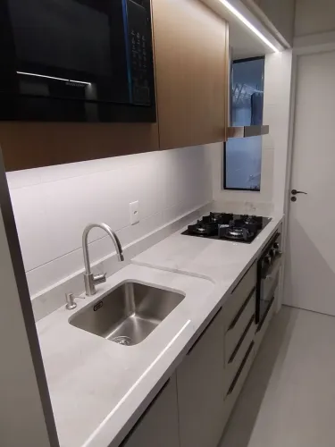 Apartamento ótima localização: suíte + 2 quartos, mobiliado cozinha nova, climatizado.
