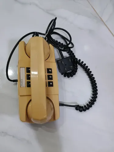 Aparelho telefone antigo.