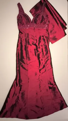 Vestido vinho longo bordado à mão com echarpe tamanho P