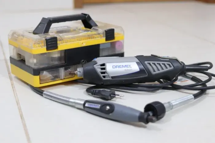 Microrretífica Dremel 4000 + Eixo Flexível + Maleta com Kit de Acessórios