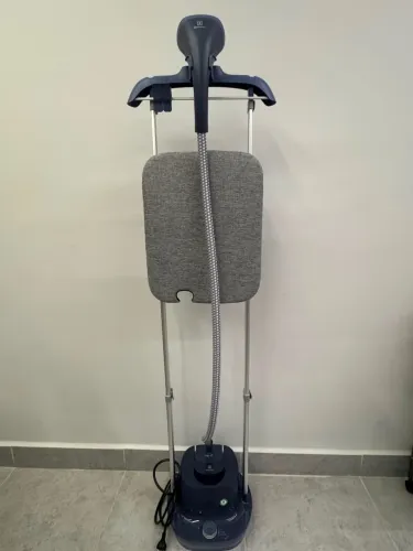 Vaporizador Higienizador de Roupas Electrolux Expert com Tábua de Passar Regulável (EGS20)