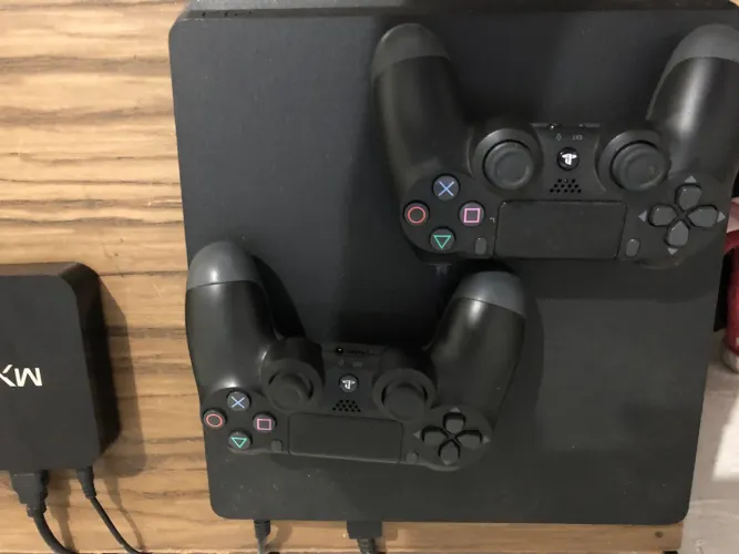 Ps4 slim 2 controles , muito conservado vendo ou troco por iPhone