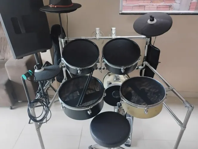 Bateria Alesis DM Lite Eletroacústica - Pegada de Acústica + Banco - R$ 2.700