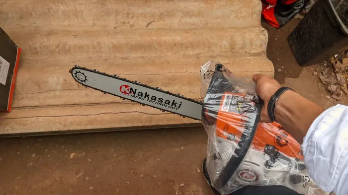 Motosserra 78cc Nunca Usada - Nakassaki (55cm/52cm) 9000rpm - Freio automático de corrente