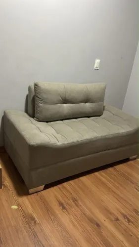 Sofá pequeno cinza