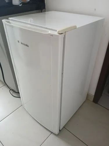 Frigobar Electrolux Branco com Congelador ? Ótimo Estado
