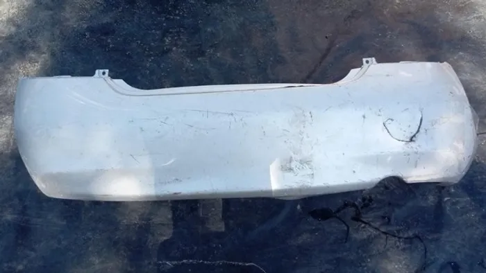 Parachoque Traseiro Nissan Versa 2011/2014 Prata com detalhe