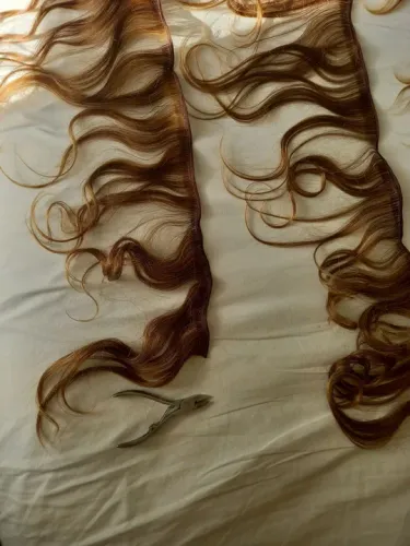 Vendo cabelo humano costurado na tela reta