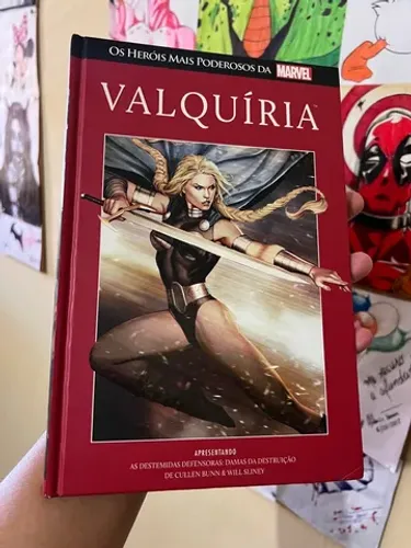 Valquíria Salvat capa vermelha