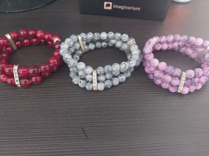 Pulseiras de contas coloridas com detalhes em metal - 3 peças