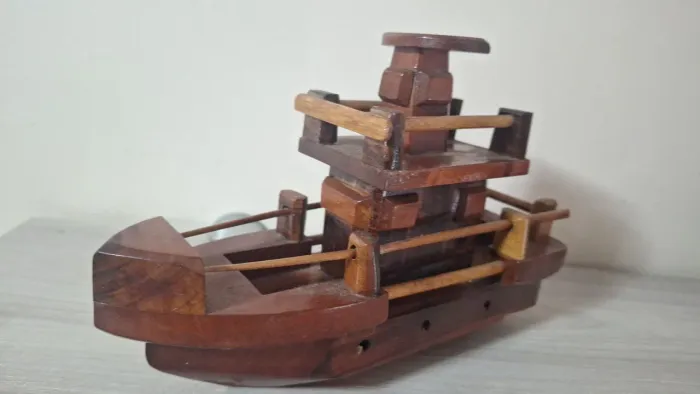 Navio de madeira artesanal, detalhado<br>