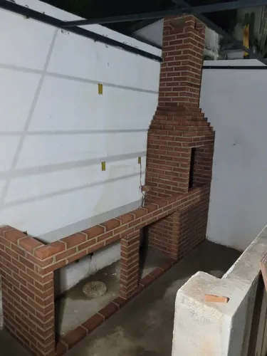 Churrasqueira e base pra bancada e pia de 2 metros tijolo vermelho