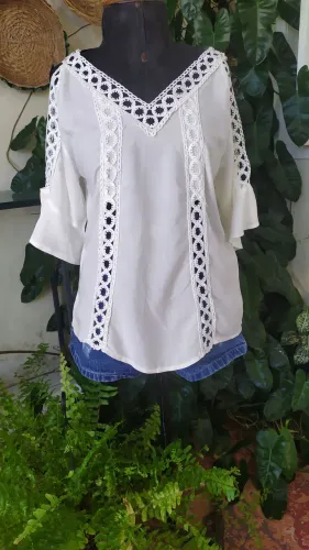 Blusa estilo bata na cor branca com aplicação em gripi 