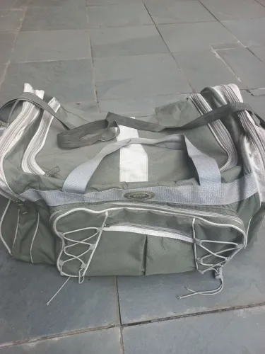 Bolsa de viagem esportiva verde com detalhes